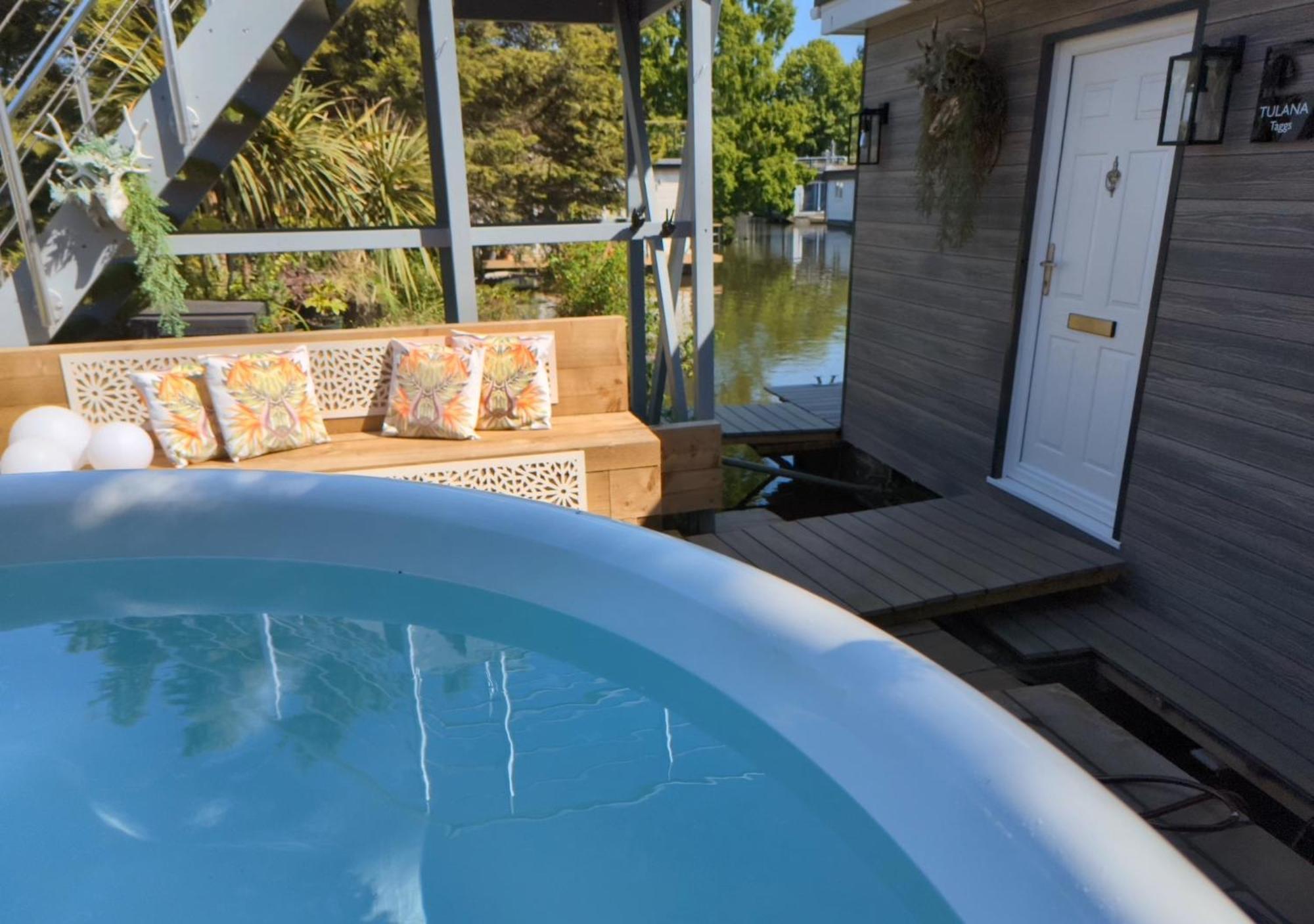 Tulana Taggs - Floating Home On Idyllic Island Hampton Hill 外观 照片